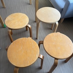 机と椅子四個セットの画像