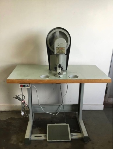△ q 岐阜発/ BUTTON FASTENING MACHINE/ ボタン留め機/ QB/T1481/ 縫製機器/ 難あり/ モーター回転弱/ 現状品/ R8.2/12 △