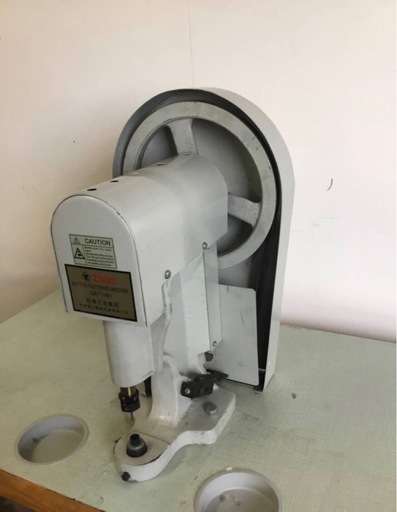△ q 岐阜発/ BUTTON FASTENING MACHINE/ ボタン留め機/ QB/T1481/ 縫製機器/ 難あり/ モーター回転弱/ 現状品/ R8.2/12 △