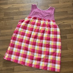 エプロン　赤チェック　くまの画像