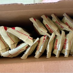 粉ミルク、哺乳瓶、おしゃぶり、哺乳瓶消毒のセットの画像