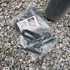 防草シートとU型ピンの画像