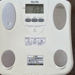 TANITA タニタ 体重計  体脂肪計付ヘルスメーター BF-046  動作確認済みです。 使用中だった単三乾電池4本をおつけします。  アルコール消毒、清掃済みですが、 使用感や、経年劣化はございます。 あくまでも中古品としてご了承ください。  宜しくお願いいたします。  型番：BF-046 最大軽量：136kg 最小表示：0〜100kgまで100g、100〜136kgまで200g 脂肪率計測：0.1％ 登録人数：6人＋ゲストモード 電池：単三乾電池4個   表示方式···デジタルの画像