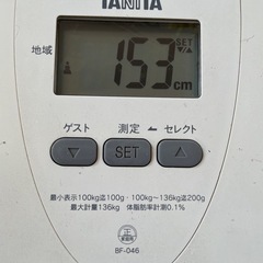 TANITA タニタ 体重計  体脂肪計付ヘルスメーター BF-046  動作確認済みです。 使用中だった単三乾電池4本をおつけします。  アルコール消毒、清掃済みですが、 使用感や、経年劣化はございます。 あくまでも中古品としてご了承ください。  宜しくお願いいたします。  型番：BF-046 最大軽量：136kg 最小表示：0〜100kgまで100g、100〜136kgまで200g 脂肪率計測：0.1％ 登録人数：6人＋ゲストモード 電池：単三乾電池4個   表示方式···デジタルの画像