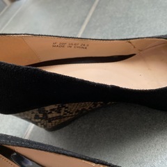 キャメロット パンプス 黒 蛇柄 ウェッジソールの画像