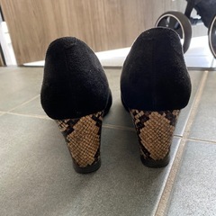 キャメロット パンプス 黒 蛇柄 ウェッジソールの画像