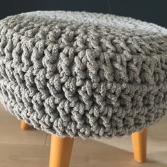 編み込みデザインのスツールの画像