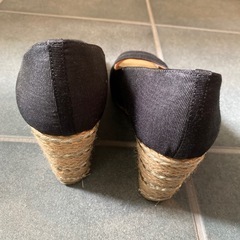 アルテミスダイアナ オープントゥ パンプス 黒 ウェッジソールの画像