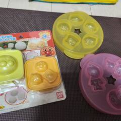 全部で1500円　音が出る英語（コストコ）・英語の本（コストコ）・パズル・アンパンマンゆでたまご型　1回使用と未使用の型・くもんの時計・つみきセットの画像