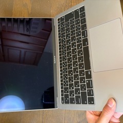 壊れたMacBookAirの画像