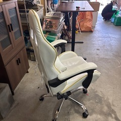 ゲーミングチェア　昇降式の画像