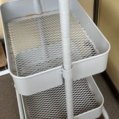 ニトリ スチール  ３段 ワゴン ランドセル置き場 ランドセル収納 収納ラック   収納棚 キッチンラック 机にもなる ライトグレーの画像