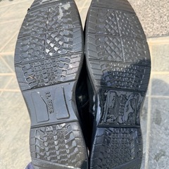 革靴のように見えるスリッパの画像