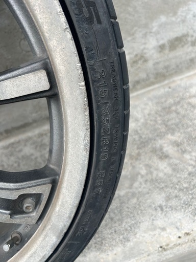 タイヤホイールセット215/35zr19 プリウスに使用していました