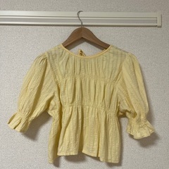 黄色の夏服の画像