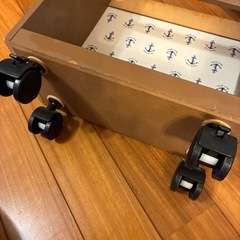 キャスター付きマガジンラックの画像