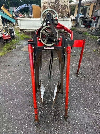 トラクター用溝掘り機の出品です。  畑や排水用の溝掘りに使えます