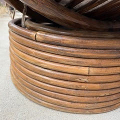 ラタンの椅子2つとテーブルのセットの画像