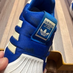 adidas 靴の画像