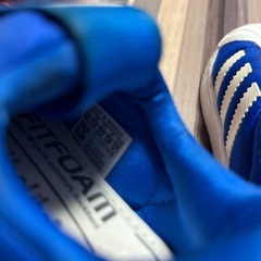 adidas 靴の画像