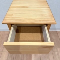 ベッドサイドテーブルの画像