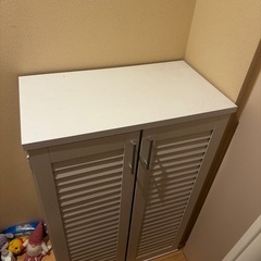 下駄箱　白色　ソファと同じ時期購入の画像