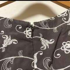 花柄ダークグレーコットンワンピースの画像