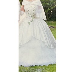 ウエディングドレス2着とパニエセットの画像