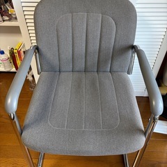 弾性フレームの椅子の画像