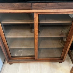 ※決まりました　 無印良品　木製キャビネット　ガラス扉　ウォールナット材の画像