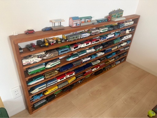 プラレール列車等の自作木製棚　1645×750