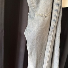 パーカーとデニムパンツの画像