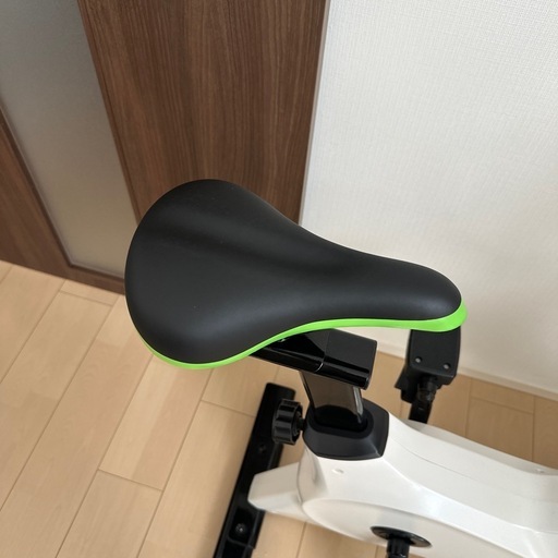 カバー付き　エアロバイク FITBOX ホワイト