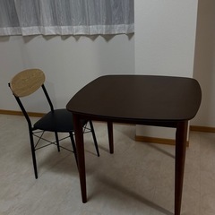 ダイニングテーブルと椅子　2点セットの画像
