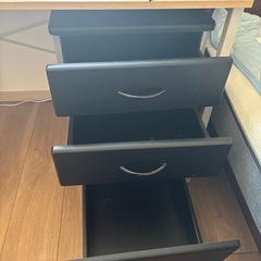 【3月末まで】デスク と引き出しの画像
