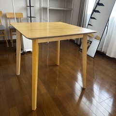 ダイニングテーブルの画像