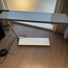 可動式モニターアームとモニター　さらにLEDライトおまけ付きの画像