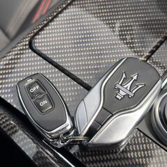 ローンは毎月37,400円～　マセラティ　ギブリS　グランスポーツ　カーボンインテリアＰＫＧ／正規輸入車／本革シート／サンルーフ／パドルシフト／リモコン付可変マフラー／ＡＤＡＳ先進運転支援システム／全方位カメラ／レーダークルコン／純正ナビ／ＣａｒＰｌａｙ／ＥＴＣ／の画像