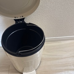 アイボリーゴミ箱の画像