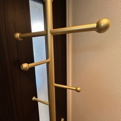 ゴールド、フロアスタンディングコートラックの画像