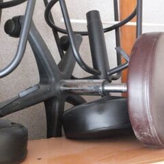 リビング用カウンターチェアー回転丸椅子　油圧式　３脚　・　丸椅子回転式キャスター付き１脚の画像