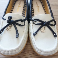 新品未使用 mare mare ホワイト/ネイビー ローファー パンプス XLの画像
