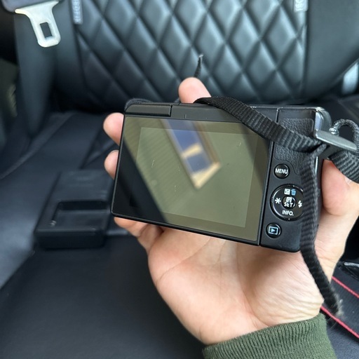 EOS M10
