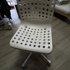 IKEA MICKEデスクと追加ユニット棚 SPORRENイスの画像