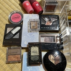 コスメいろいろ　アイシャドウやチークなどの画像