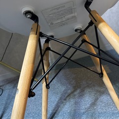 イームズシェルチェア 2脚セット 2000円 四ノ橋/西大橋駅近く 手渡し 📝 完整商品说明文案  こちらはイームズシェルチェア 2脚セットです。 デザイン性が高く、お家のダイニングや作業スペース、カフェ風インテリアにもピッタリです✨  • 価格：2,000円（2脚まとめての価格です）  • 状態：使用済みのため、多少の汚れや使用感はございますが、構造上の問題なく安定してご使用いただけます。  • 受け渡し場所：四ノ橋駅または西大橋駅周辺（詳しい場所はメッセージにて調整しまの画像