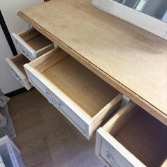 フランス調のドレッサーの画像