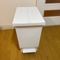おしゃれなペダルゴミ箱の画像