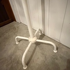 【白いポールハンガー｜コート掛け】の画像
