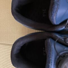 紺色の軽量スニーカー。ダイヤルを回すことで手間なく締めたり緩めたりできるシューズです。の画像